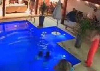 Video. ¡Valiente NIÑO salva a su hermanito de AHOGARSE en alberca!