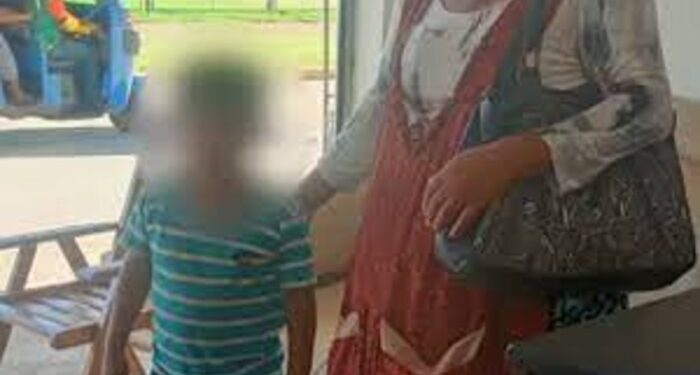Imperdonable: pareja de alcohólicos deja a su NIÑO empeñado en licorería