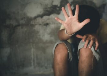 Pura maldad: menores secuestran a NIÑO y casi lo QUEMAN VIVO
