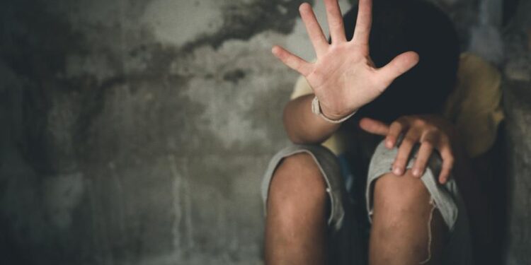 Pura maldad: menores secuestran a NIÑO y casi lo QUEMAN VIVO