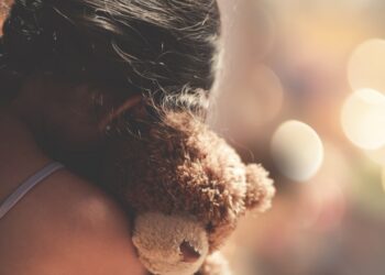 Demonio en casa: descubre a su pareja VIOLANDO a su NIÑA de 10 años