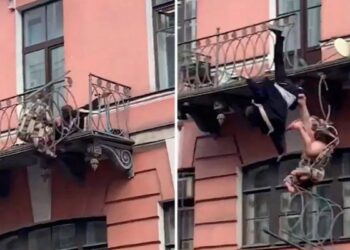 Video: Parejita de “calenturientos” CAE de balcón tras APASIONADO encuentro
