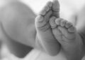 Bebé casi muere de HIPOTERMIA mientras estaba con su BORRACHO padre