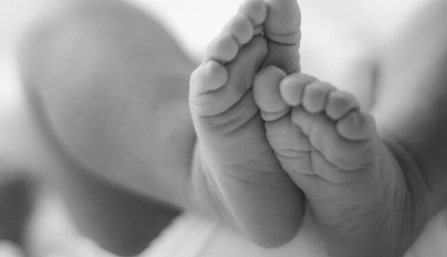 Bebé casi muere de HIPOTERMIA mientras estaba con su BORRACHO padre