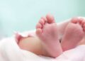 Bebita de 7 meses MUERE dentro de auto mientras sus padres estaban en motel