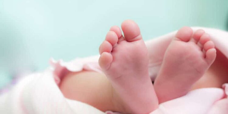 Bebita de 7 meses MUERE dentro de auto mientras sus padres estaban en motel