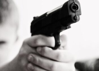 NIÑO de 6 años arma tiroteo en la escuela y DISPARA a su MAESTRA en EU