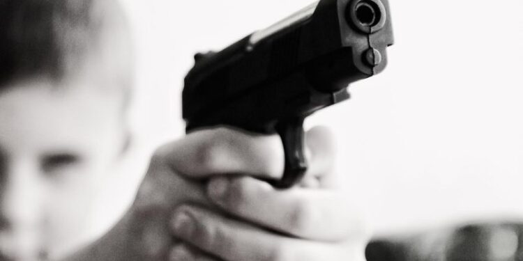 NIÑO de 6 años arma tiroteo en la escuela y DISPARA a su MAESTRA en EU