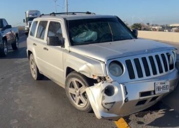 Apresurado se estampa contra muro y abandona «troca» en Matamoros