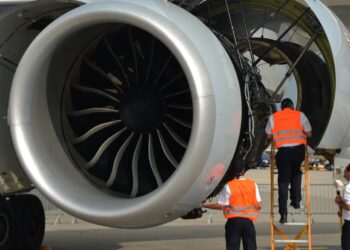 Horrible: empleado de American Airlines MUERE succionado por turbina
