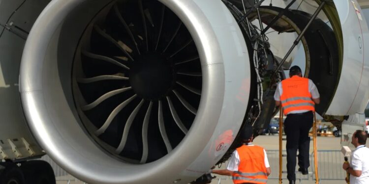 Horrible: empleado de American Airlines MUERE succionado por turbina