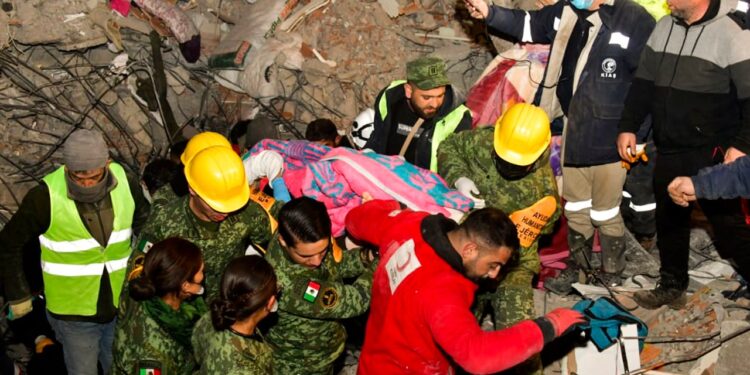 ¡Eso, hermanos!, Ejército Mexicano rescata a personas de los escombros en Turquía
