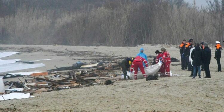 Naufragio hacia la MUERTE: 59 migrantes fallecidos, entre ellos, 12 NIÑOS