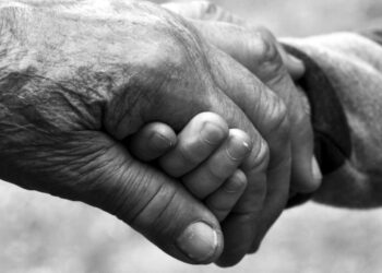 Abuelitos intentan salvar a nietecito que se electrocutaba y ¡los 3 MURIERON!