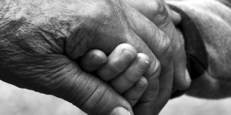 Abuelitos intentan salvar a nietecito que se electrocutaba y ¡los 3 MURIERON!