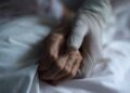 Aberrante crimen: VIOLAN y MATAN a ancianita de 76 años para robarle