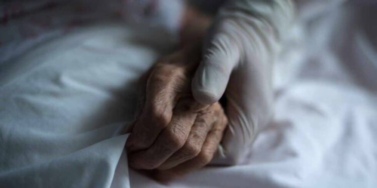 Aberrante crimen: VIOLAN y MATAN a ancianita de 76 años para robarle