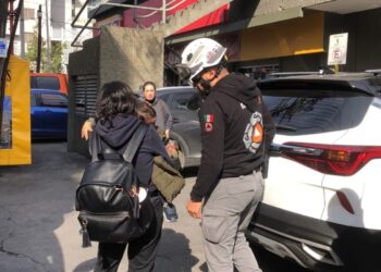 Video: olvida las llaves y su niño de 2 años queda encerrado dentro del auto
