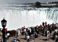 ¡Mujer CAE a las Cataratas del Niágara con su NIÑO en brazos!