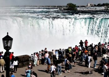 ¡Mujer CAE a las Cataratas del Niágara con su NIÑO en brazos!