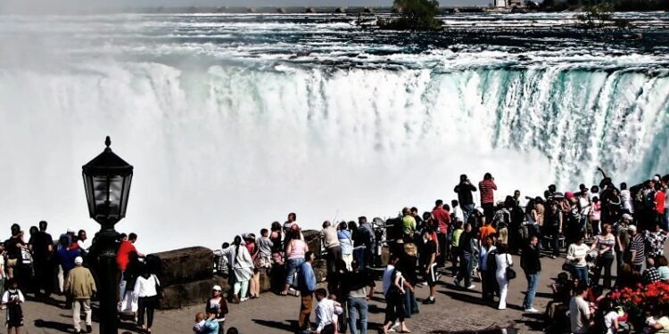 ¡Mujer CAE a las Cataratas del Niágara con su NIÑO en brazos!