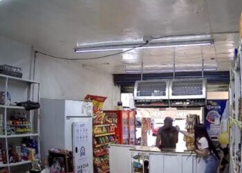 Video. ¡Valiente JOVENCITA enfrenta con gas pimienta a LADRÓN “empistolado”!