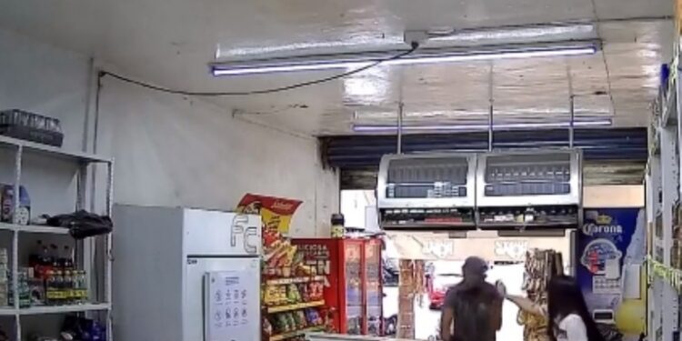 Video. ¡Valiente JOVENCITA enfrenta con gas pimienta a LADRÓN “empistolado”!