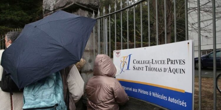 Chico de 16 años APUÑALA a su maestra y la MATA en escuela católica