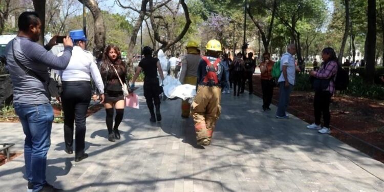 Escalofriante: hallan cadáver DESNUDO de hombre; lo violaron con PALOS
