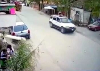 Video. ¡Impactante!, mujer iba en quemacocos y sale “disparada” tras choque