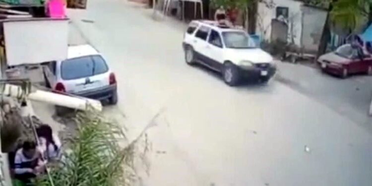 Video. ¡Impactante!, mujer iba en quemacocos y sale “disparada” tras choque