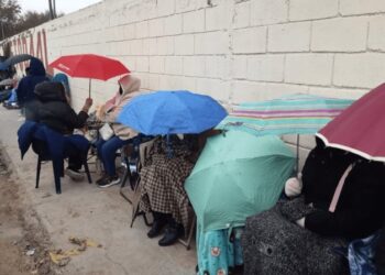 Pese al “friazo”, papás hacen fila para inscripciones del ciclo escolar 2023-2024