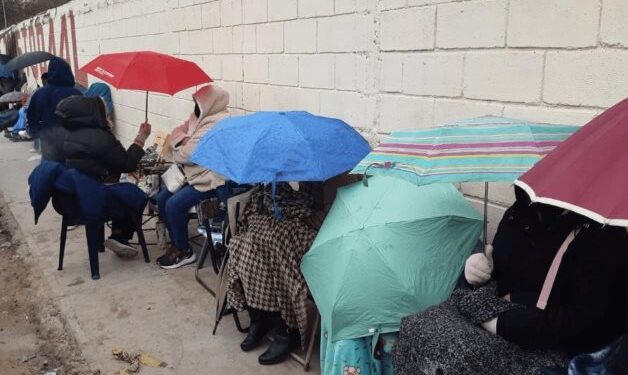 Pese al “friazo”, papás hacen fila para inscripciones del ciclo escolar 2023-2024