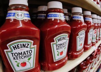 “Heinz” busca regalar barco a sujeto que sobrevivió a un naufragio comiendo catsup