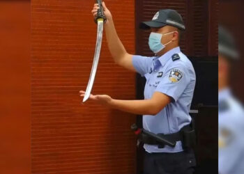Quería asustar a su hijo con una espada para que hiciera la tarea y ¡lo MATÓ!