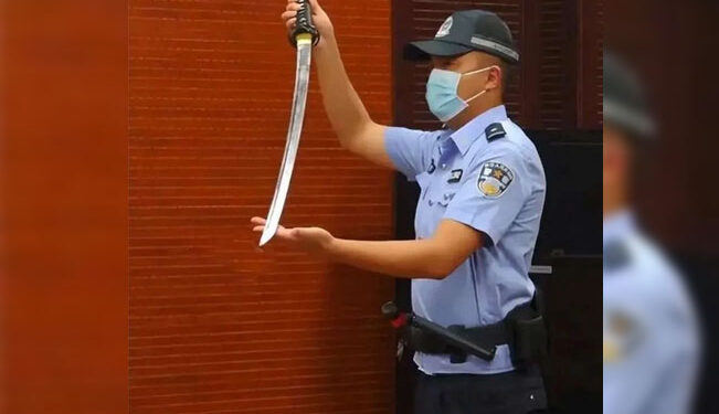 Quería asustar a su hijo con una espada para que hiciera la tarea y ¡lo MATÓ!