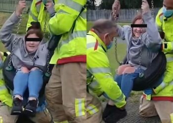 Video. Bomberos «salvan el trasero» de una chica; se le quedó atorado en columpio