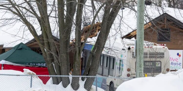 Demente conducía “bus”, se ESTRELLA contra un kínder y MATA a 2 NIÑOS