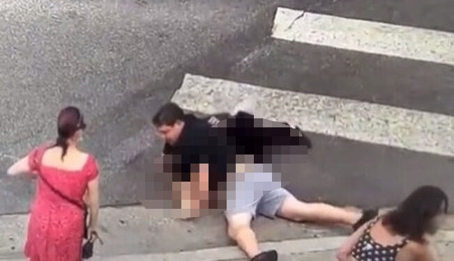 Video. ¡HÉROE somete a LADRÓN que golpeó y robó a una indefensa ancianita!