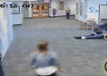 Video. “Enloquece” y GOLPEA brutalmente a su maestra por quitarle su Nintendo