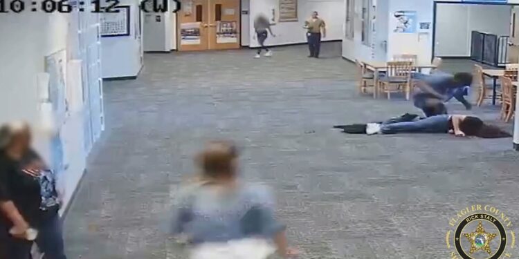 Video. “Enloquece” y GOLPEA brutalmente a su maestra por quitarle su Nintendo