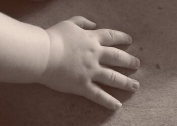 Inaudito: cae mueble y APLASTA a BEBÉ mientras sus padres ¡se drogaban!