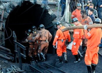 Derrumbe en mina deja 2 MUERTOS y 57 personas atrapadas entre penumbras en China