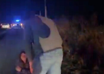Sobreviviente: hallan a joven semidesnuda en carretera, escapó de su violador
