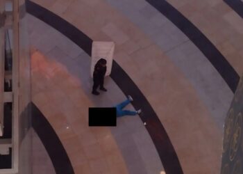 Mujer CAE de segundo piso de una plaza en CDMX y ¡SOBREVIVE!