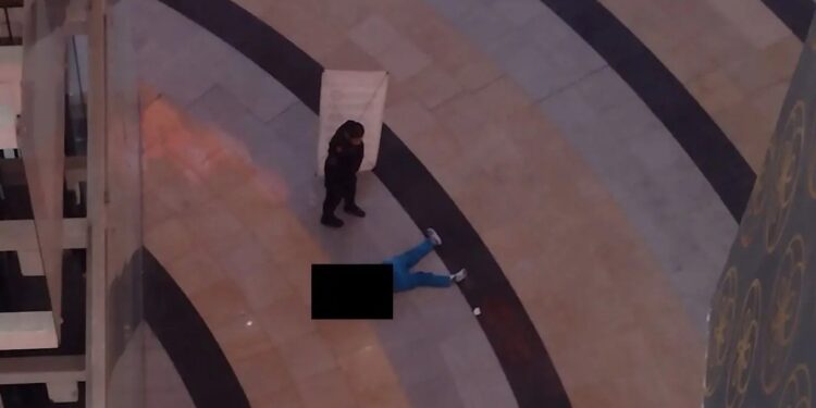 Mujer CAE de segundo piso de una plaza en CDMX y ¡SOBREVIVE!