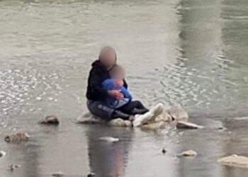 Madre y niño de 5 años casi se AHOGAN en el río Bravo; su esposo desapareció