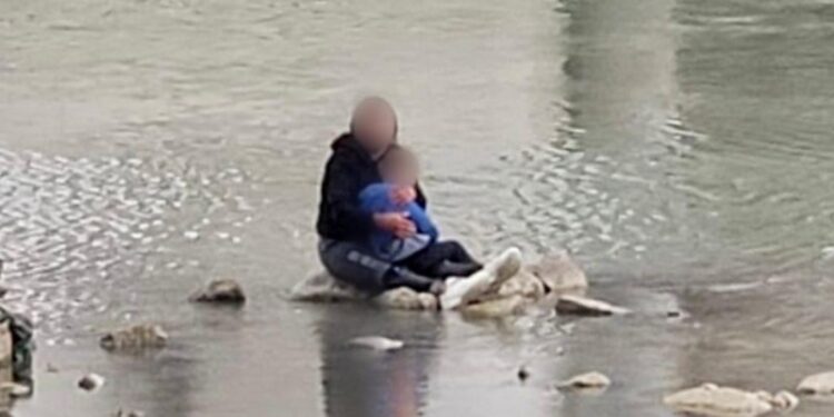 Madre y niño de 5 años casi se AHOGAN en el río Bravo; su esposo desapareció