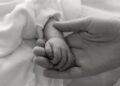 Madre se aferra a su BEBÉ bajo los escombros durante 90 horas en Turquía