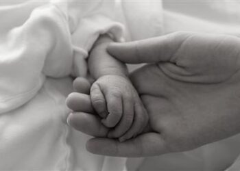 Madre se aferra a su BEBÉ bajo los escombros durante 90 horas en Turquía
